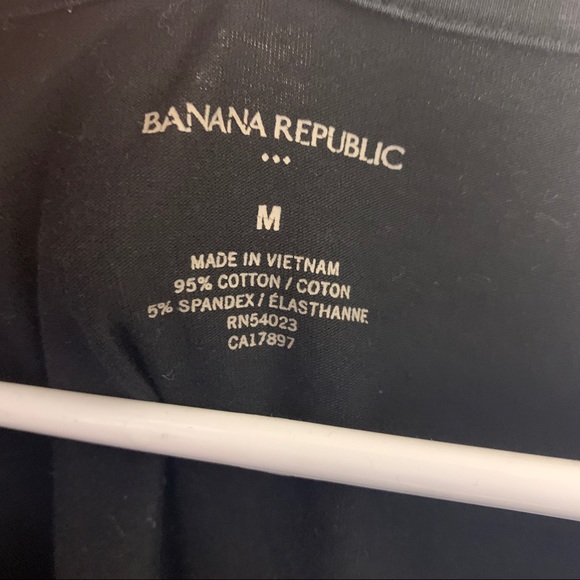 Banana Republic- Black V-neck Tee size Medium - Picture 9 of 9